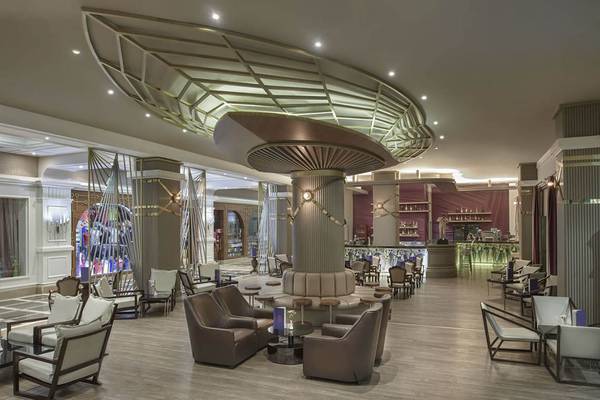 Innenansicht der Lobby des Delphin Diva Premiere Hotels mit modernen Möbeln und zentraler Säule.