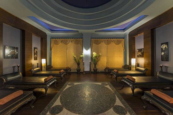 Spa-Lounge im Delphin Diva Premiere Hotel mit schwarzen Liegen und goldenen Vorhängen.