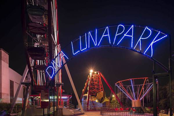 Der Eingang zum Delphin Diva Premiere Luna Park bei Nacht mit blauen Beleuchtung.