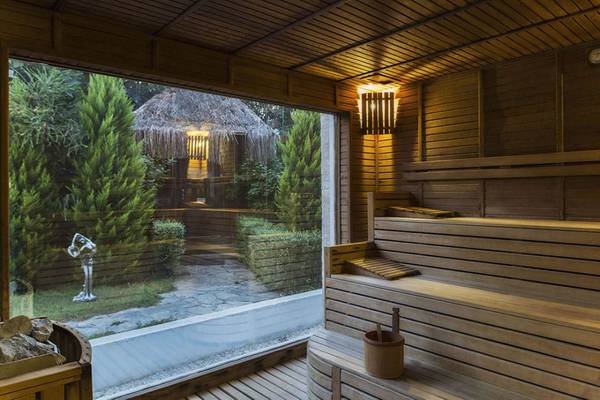 Innenansicht der Sauna im Delphin Diva Premiere Hotel mit Blick auf den Garten