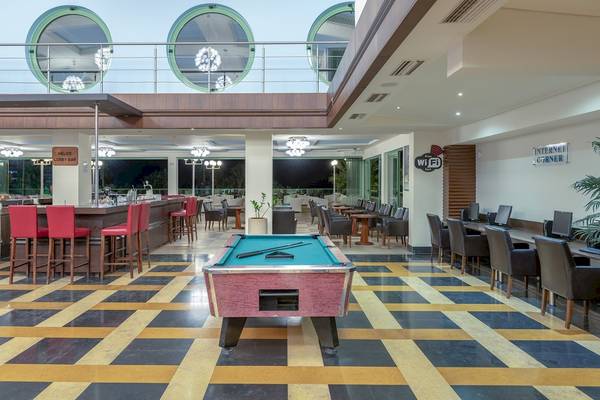 Lobbybereich des Star Beach Village & Water Park mit Billardtisch und Sitzbereichen.