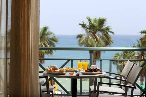 Frühstück auf dem Balkon mit Meerblick im Star Beach Village & Water Park