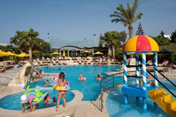 Gäste am Pool im Star Beach Village & Water Park mit vielen Rutschen und Spielbereichen