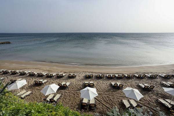 Aussicht auf den Strand des Star Beach Village & Water Park mit vielen Liegestühlen und Sonnenschirmen.