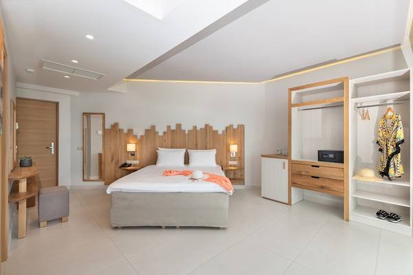 Innenansicht eines modernen Hotelzimmers im Star Beach Village & Water Park