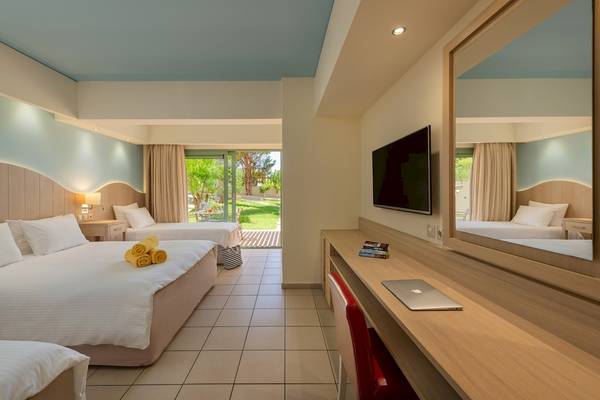 Doppelzimmer im Star Beach Village & Water Park Hotel mit zwei Betten, Fernseher und Schreibtisch.
