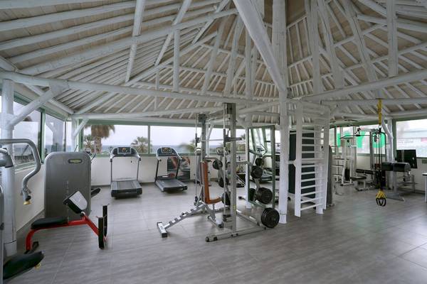 Fitnessstudio im Star Beach Village & Water Park mit Geräten und Blick auf das Meer.