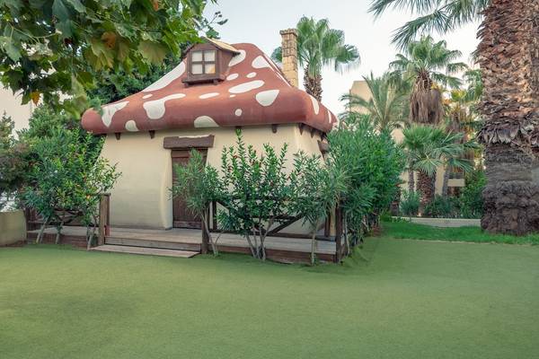 Star Beach Village & Water Park Haus mit Pilzdach in einem Garten