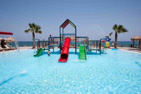 Wasserpark mit Rutschen und Spielen im Star Beach Village & Water Park Hotel