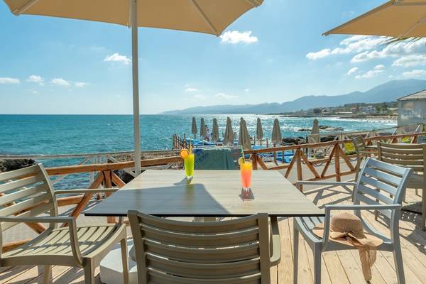 Terrasse mit Tisch und Getränken am Strand von Star Beach Village & Water Park.