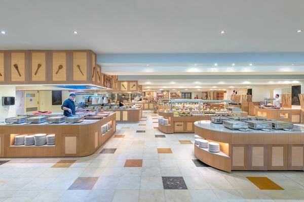 Buffetbereich im Star Beach Village & Water Park Hotel mit mehreren Essensstationen und serviertem Essen.