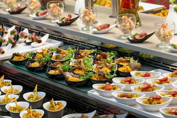 Buffet-Tisch mit verschiedenen Vorspeisen im Star Beach Village & Water Park Hotel.