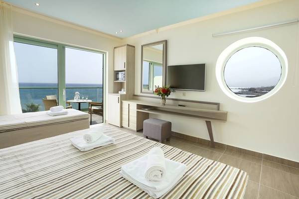 Doppelzimmer mit Meerblick im Star Beach Village & Water Park, mit zwei Betten, Aussicht auf den Ozean und Möbeln.
