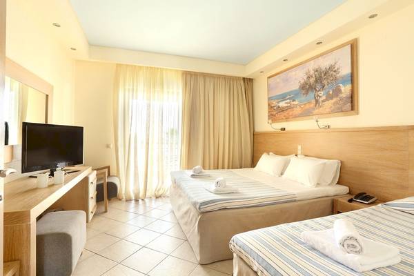 Doppelzimmer im Star Beach Village Hotel mit zwei Betten, Fernseher und Tisch.