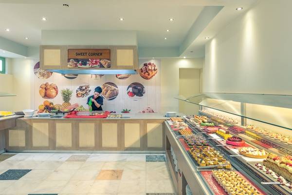Dessert-Buffet im Sweet Corner mit verschiedenen Kuchen und Gebäck.