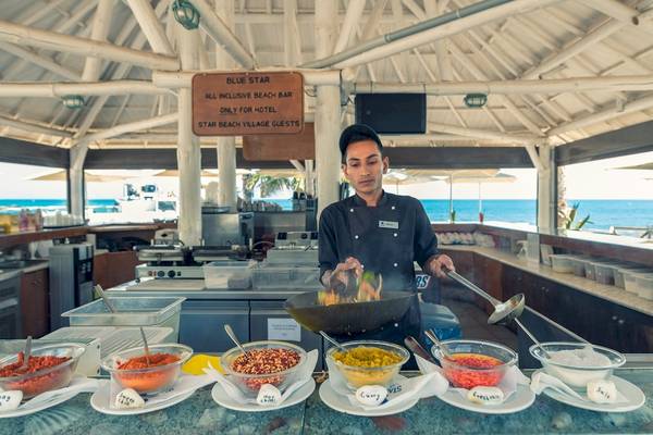 Koch am Buffet der Beach Bar im Star Beach Village Hotel beim Kochen