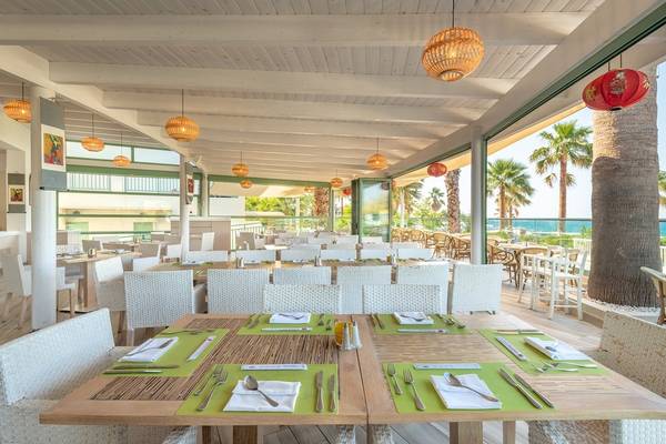 Innenansicht des Restaurants im Star Beach Village & Water Park mit Blick auf den Ozean.