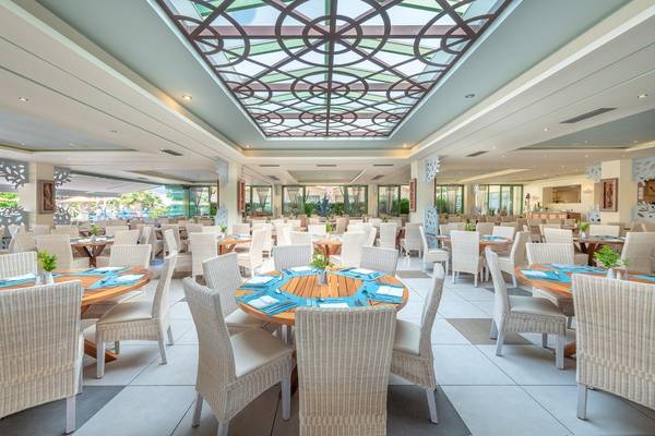 Restaurant im Star Beach Village & Water Park mit vielen Tischen und Stühlen.