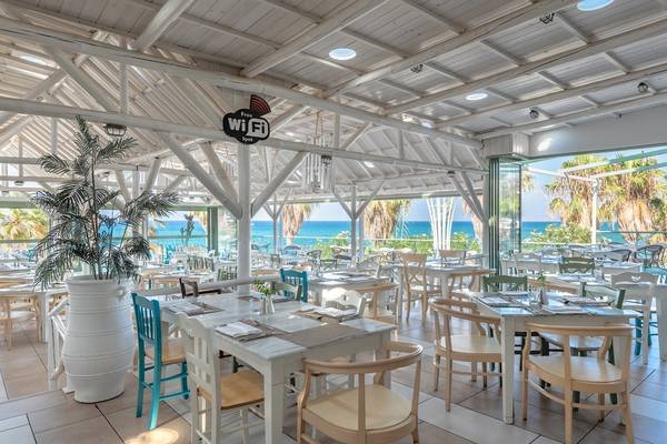 Restaurantbereich des Star Beach Village & Water Park mit Blick auf das Meer.