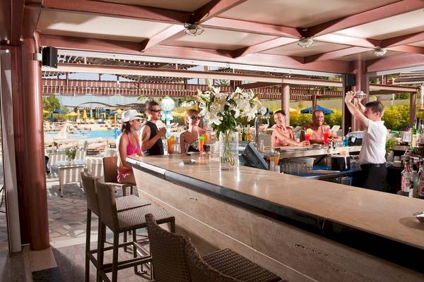Bar im Star Beach Village & Water Park mit Gästen und Getränken