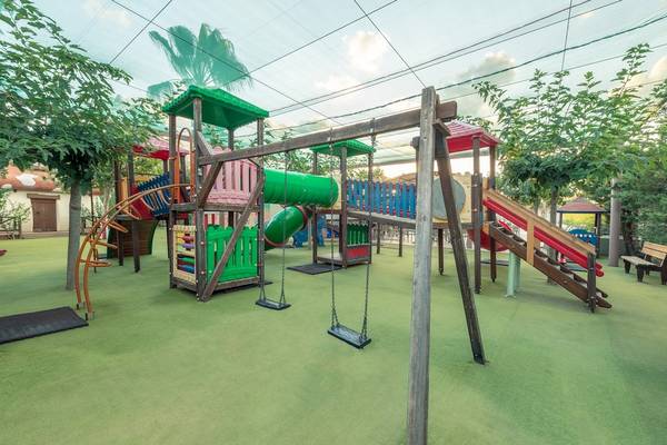 Spielplatz im Star Beach Village & Water Park mit Rutschen und Schaukeln.