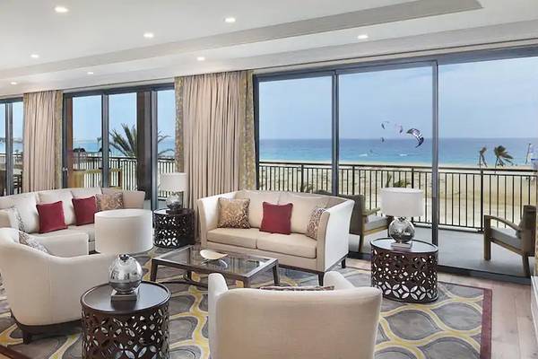 Wohnzimmer des Hilton Cabo Verde Sal Resorts mit Blick auf den Ozean.