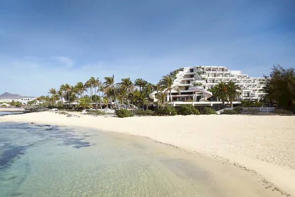 Strand mit weißen Sand und klarem Wasser neben dem Sol Lanzarote All Inclusive Hotel