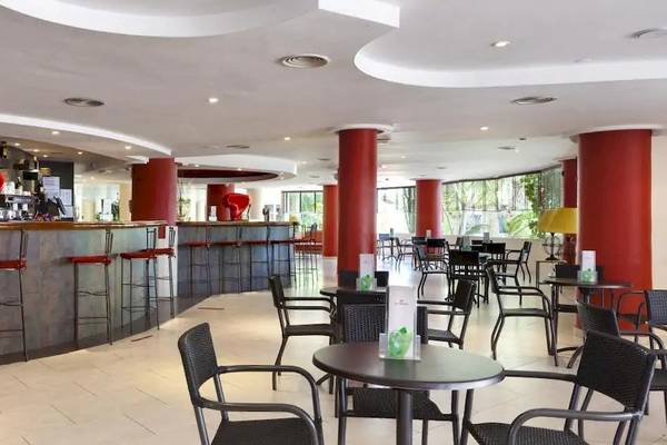 Hotelbar im Sol Lanzarote All Inclusive mit roten Säulen und Sitzgelegenheiten.
