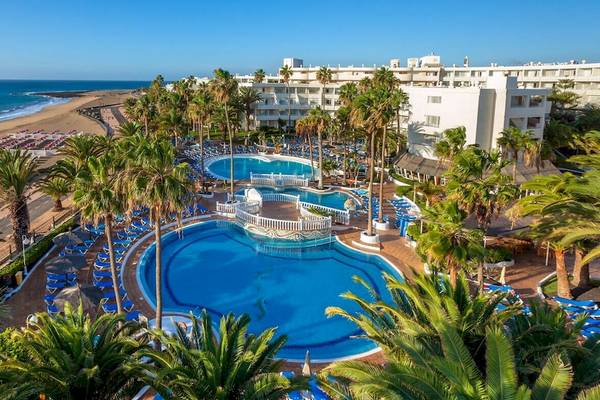 Luftaufnahme des Sol Lanzarote All Inclusive Hotels mit Außenpools und Sonnenliegen