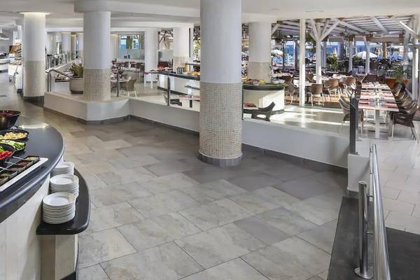 Buffetbereich im Sol Lanzarote All Inclusive Hotel mit vielen Gerichten und freien Tischen.