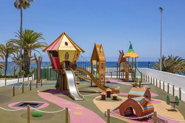 Kinderspielplatz im Sol Lanzarote All Inclusive Hotel mit Blick auf das Meer.
