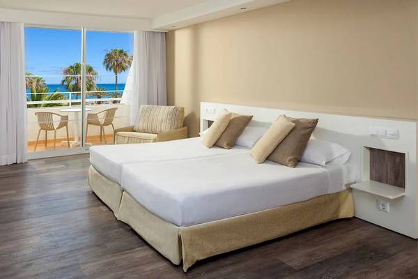 Hotelzimmer im Sol Lanzarote All Inclusive mit Blick auf den Ozean und eine Terrasse.