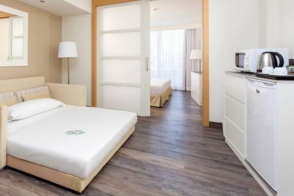 Hotelzimmer des Sol Lanzarote All Inclusive mit Schlafsofa, Tischlampe und Küche