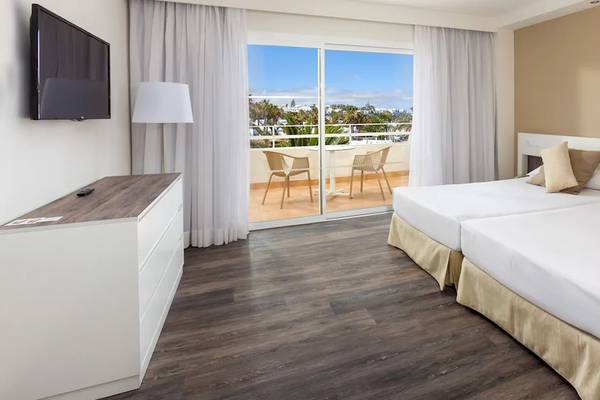 Doppelzimmer im Sol Lanzarote All Inclusive Hotel mit Balkon und Meerblick.