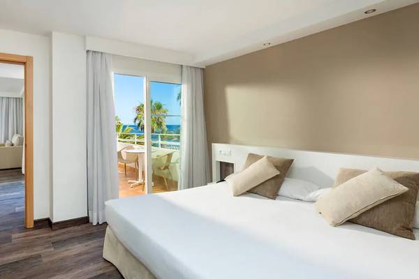 Sol Lanzarote All Inclusive Hotelzimmer mit Meerblick und Balkon.