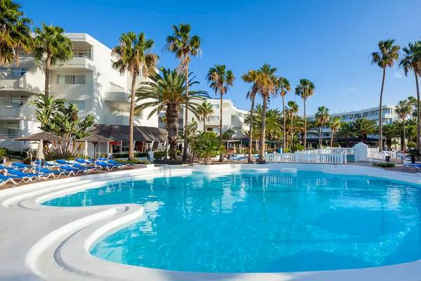 Außenpool im Sol Lanzarote All Inclusive Hotel mit weißen Gebäuden und Palmen