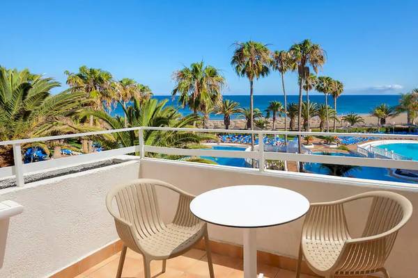 Blick vom Balkon des Sol Lanzarote All Inclusive Hotels auf einen Pool und die Küste