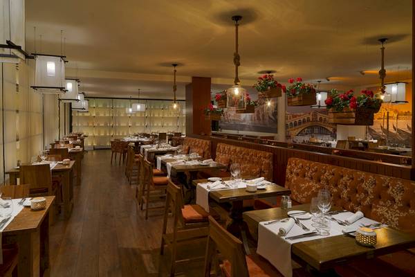 Restaurantbereich des H10 Lanzarote Princess Hotels mit gedeckten Tischen und Blumendekoration.
