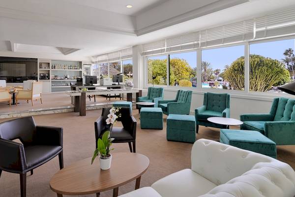 Loungebereich des H10 Lanzarote Princess Hotels mit modernen Möbeln und Ausblick auf die Außenlandschaft.