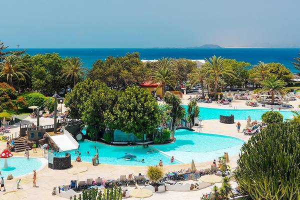 Luftaufnahme des H10 Lanzarote Princess Hotels mit großen Swimmingpools und vielen Gästen.