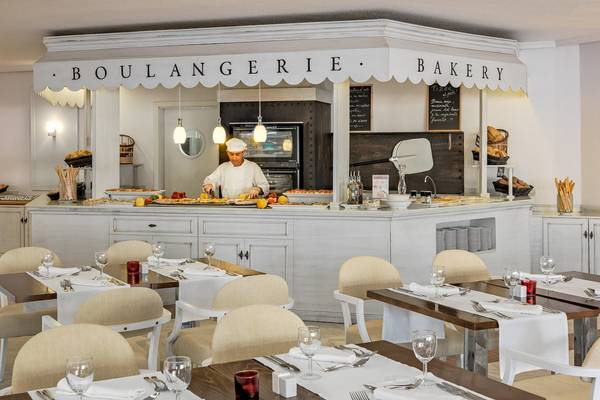 Bäckerei im H10 Lanzarote Princess Hotel mit Köchen, die an der Theke arbeiten und verschiedene Gerichte zubereiten.