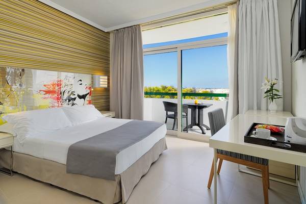 Hotelzimmer des H10 Lanzarote Princess mit Balkon, Bett, Schreibtisch und Meerblick.