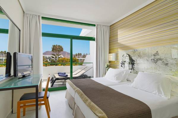 H10 Lanzarote Princess Hotel Zimmer mit Balkon und Meerblick.