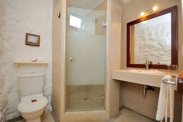 Badezimmer im Casuarina Resort & Spa mit Dusche, Toilette und Waschbecken.