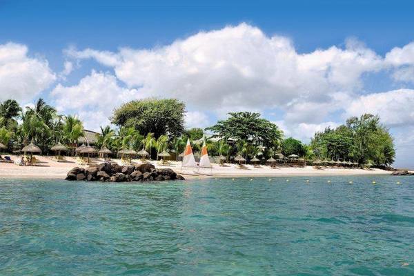 Casuarina Resort & Spa Strand mit Palmen, Segelbooten und Klippen im Wasser