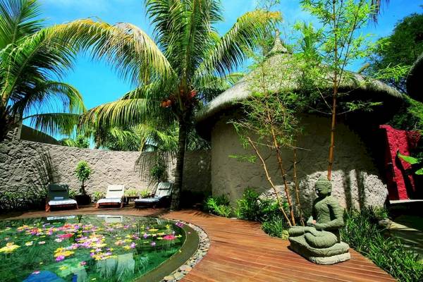 Casuarina Resort & Spa tropischer Garten mit Pool und Buddha Statue