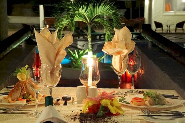 Abendessentisch im Casuarina Resort & Spa mit Kerzen und Gerichten