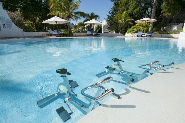 Schwimmbad des Casuarina Resort & Spa mit Wasserfitnessgeräten und Sonnenliegen