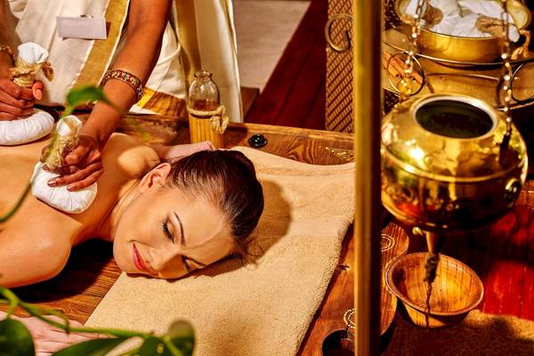 Frau erhält Massage im Siddhalepa Ayurveda Gesundheitsresort
