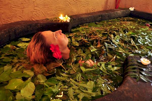 Frau genießt ein Kräuterbad im Siddhalepa Ayurveda Health Resort